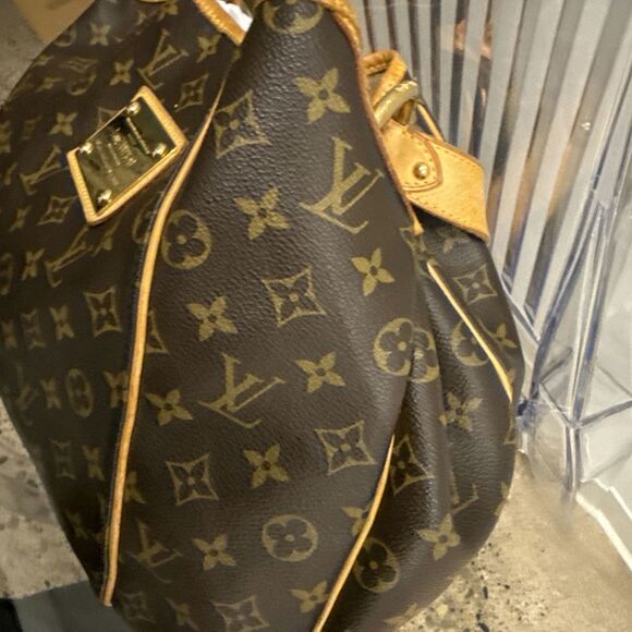 Louis Vuitton Galliera GM Monogram Shoulder Bag - Picture 3 of 11